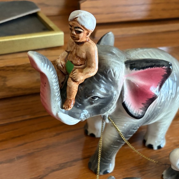 Vintage Ceramic Elephant Family Figurine - Gray with Pink Ears - Picture 4 of 6